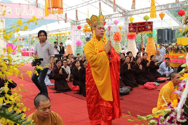 Ninh Bình: Hoa Lư khai mạc lễ hội, cầu siêu các vị tiền bối hữu công