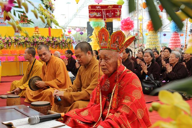 Ninh Bình: Hoa Lư khai mạc lễ hội, cầu siêu các vị tiền bối hữu công