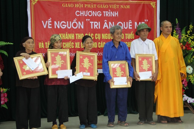 Thái Bình:  Lễ trao quà mừng thọ và tặng xe đạp tại xã Đông Cường