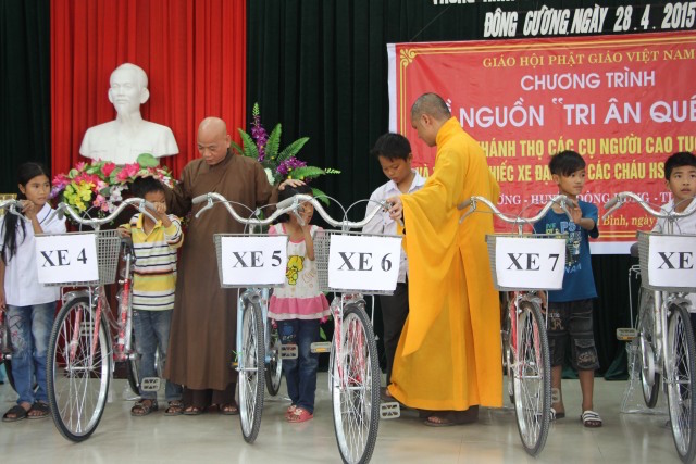 Thái Bình:  Lễ trao quà mừng thọ và tặng xe đạp tại xã Đông Cường