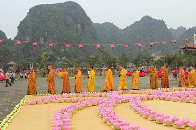 Ninh Bình: Hoa Lư khai mạc lễ hội, cầu siêu các vị tiền bối hữu công