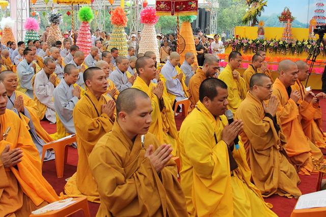 Ninh Bình: Hoa Lư khai mạc lễ hội, cầu siêu các vị tiền bối hữu công