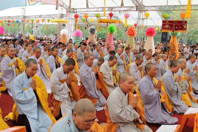 Ninh Bình: Hoa Lư khai mạc lễ hội, cầu siêu các vị tiền bối hữu công
