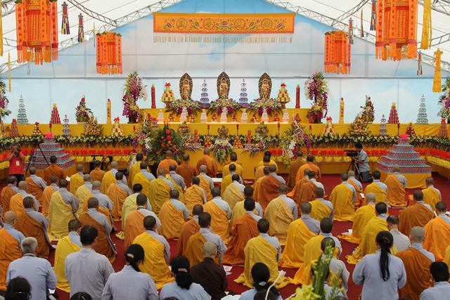 Ninh Bình: Hoa Lư khai mạc lễ hội, cầu siêu các vị tiền bối hữu công