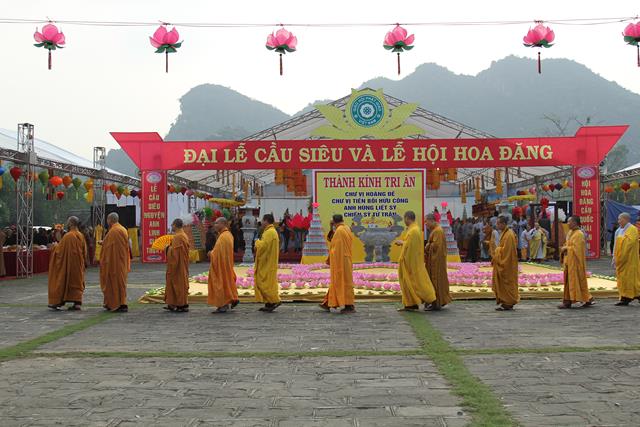 Ninh Bình: Hoa Lư khai mạc lễ hội, cầu siêu các vị tiền bối hữu công