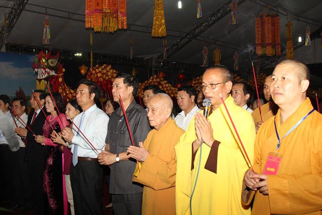 Ninh Bình: Hoa Lư khai mạc lễ hội, cầu siêu các vị tiền bối hữu công