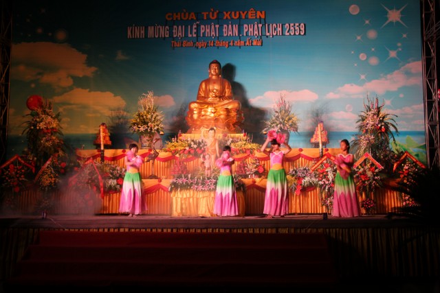 Thái Bình: Lễ quy y Tam Bảo và chương trình văn nghệ mừng Phật đản tại chùa Từ Xuyên