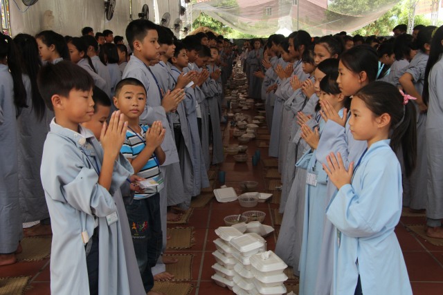 Thái Bình: Gần 1000 thiện sinh về chùa Từ Xuyên dự khóa tu sen hồng