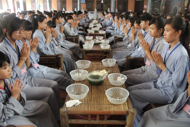 Thái Bình: Gần 300 bạn trẻ về chùa Từ Xuyên tu an lạc – Chủ đề “Tôn kính Phật”