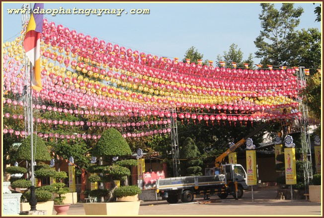 Bình Dương: Chùm ảnh không khí chuẩn bị cho đại lễ Phật đản PL 2559