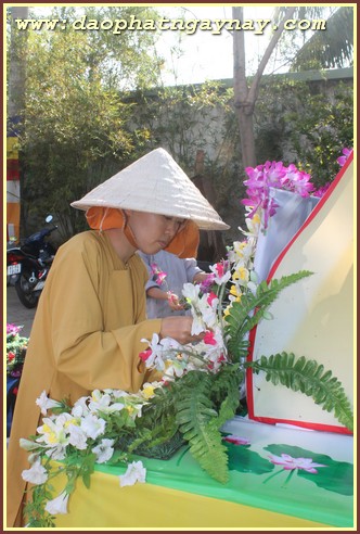 Bình Dương: Chùm ảnh không khí chuẩn bị cho đại lễ Phật đản PL 2559
