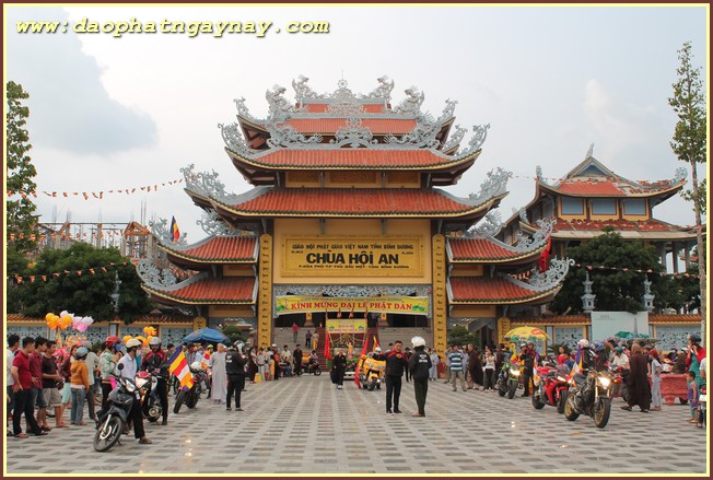 Bình Dương: Tưng bừng diễu hành xe hoa chào mừng Phật đản PL 2559