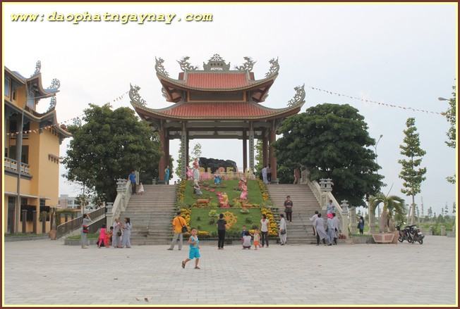 Bình Dương: Tưng bừng diễu hành xe hoa chào mừng Phật đản PL 2559