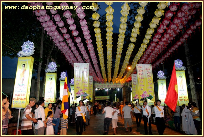 Bình Dương: Tưng bừng diễu hành xe hoa chào mừng Phật đản PL 2559
