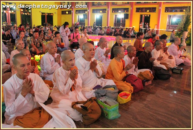 ĐỒNG NAI: Trang Nghiêm Đêm Hội Cúng Đèn Rằm Tháng 4