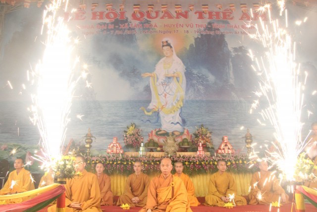 Thái Bình:  Lễ hội hoa đăng vía Quan Thế Âm Bồ tát tại chùa Đại Bi