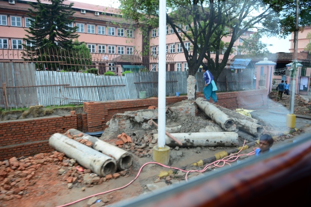 Những tàn tích của trận động đất sau 7 tuần vẫn còn ngổn ngang trên khắp nẻo đường.