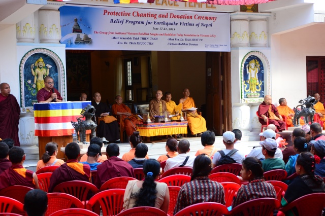 Tin nhanh 2: Đoàn Phật giáo Việt Nam cứu trợ nạn nhân động đất tại Nepal