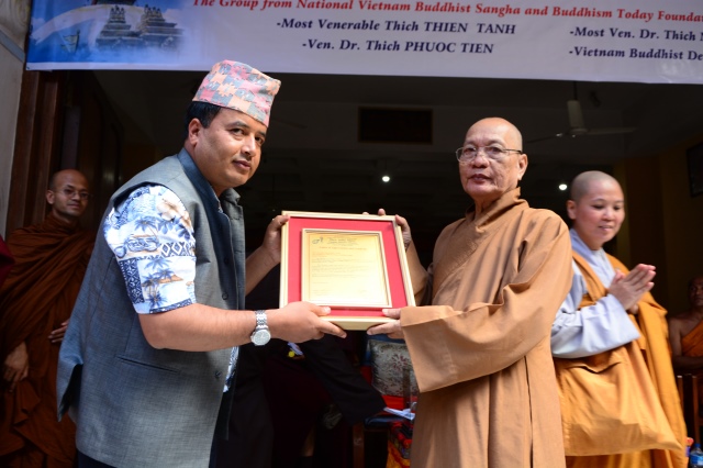 Bộ trưởng bộ Công nghiệp Nepal trao tặng bằng khen cho các thành viên của đoàn.