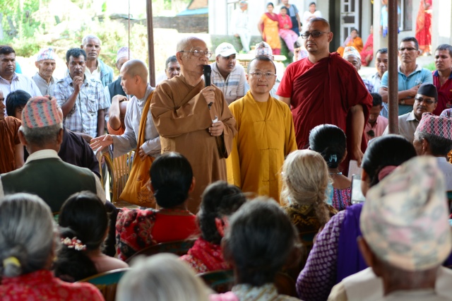 HT. Thích Thiện Tánh phát biểu chia buồn cùng các nạn nhân.