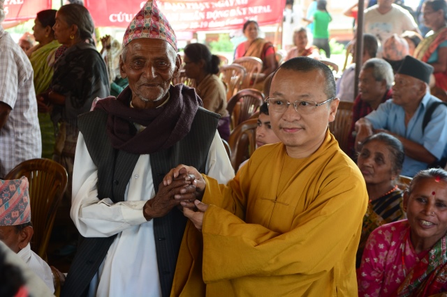 Tin nhanh 2: Đoàn Phật giáo Việt Nam cứu trợ nạn nhân động đất tại Nepal