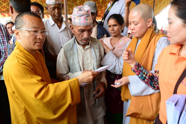 Tin nhanh 2: Đoàn Phật giáo Việt Nam cứu trợ nạn nhân động đất tại Nepal