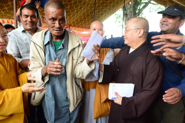 Tin nhanh 2: Đoàn Phật giáo Việt Nam cứu trợ nạn nhân động đất tại Nepal