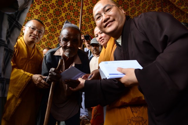 Tin nhanh 2: Đoàn Phật giáo Việt Nam cứu trợ nạn nhân động đất tại Nepal