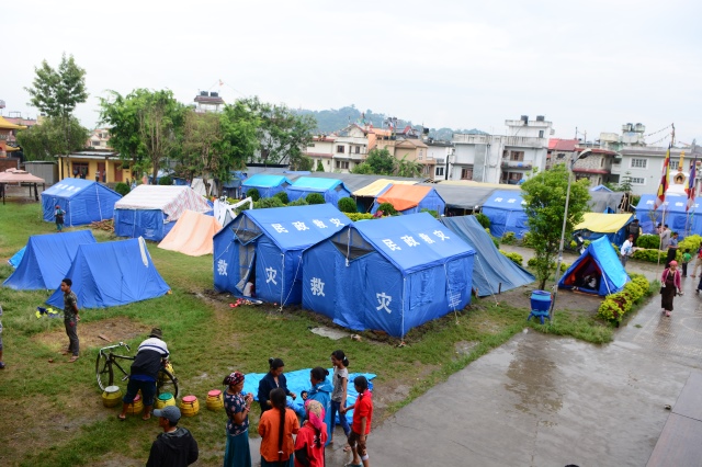 Ngày thứ hai cứu trợ nạn nhân động đất tại Nepal: Ngôi làng có 700 người chết