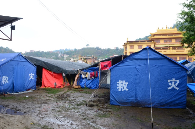Ngày thứ hai cứu trợ nạn nhân động đất tại Nepal: Ngôi làng có 700 người chết
