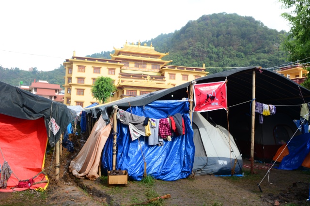 Ngày thứ hai cứu trợ nạn nhân động đất tại Nepal: Ngôi làng có 700 người chết