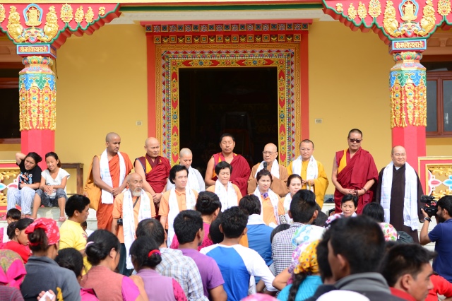 Ngày thứ hai cứu trợ nạn nhân động đất tại Nepal: Ngôi làng có 700 người chết