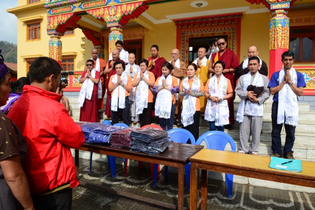 Ngày thứ hai cứu trợ nạn nhân động đất tại Nepal: Ngôi làng có 700 người chết