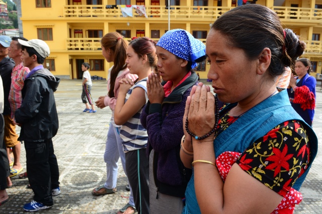 Ngày thứ hai cứu trợ nạn nhân động đất tại Nepal: Ngôi làng có 700 người chết
