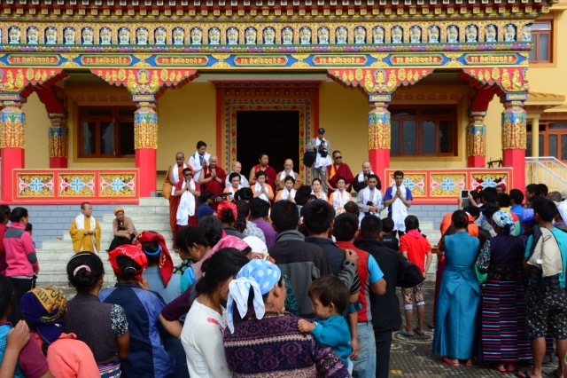 Ngày thứ hai cứu trợ nạn nhân động đất tại Nepal: Ngôi làng có 700 người chết