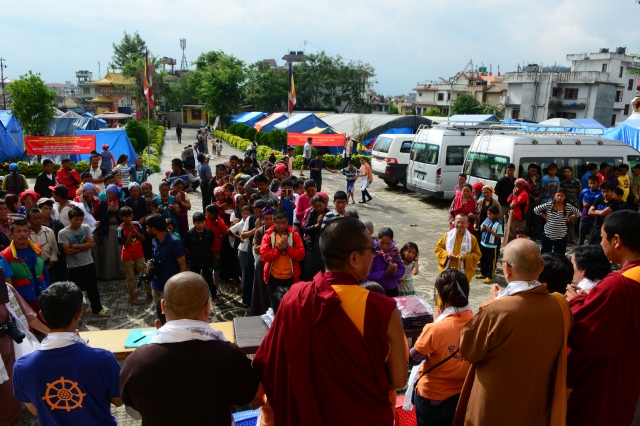 Ngày thứ hai cứu trợ nạn nhân động đất tại Nepal: Ngôi làng có 700 người chết