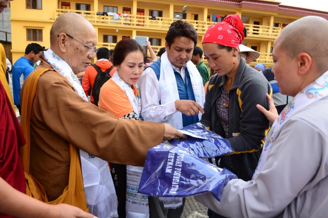 HT. Thích Thiện Tánh tặng quà cho các gia đình bị nạn.