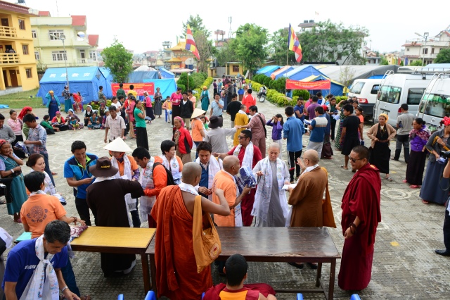 Ngày thứ hai cứu trợ nạn nhân động đất tại Nepal: Ngôi làng có 700 người chết