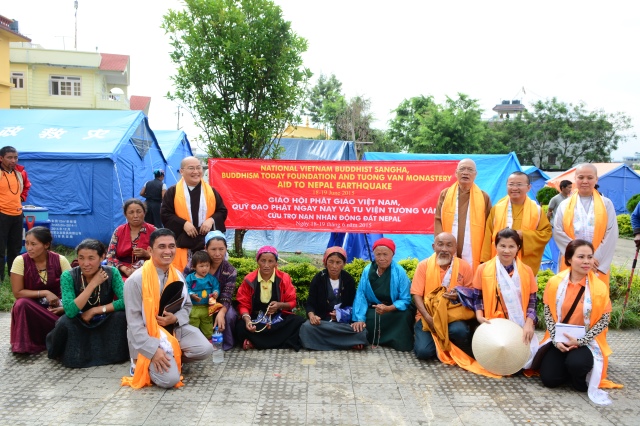 Ngày thứ hai cứu trợ nạn nhân động đất tại Nepal: Ngôi làng có 700 người chết
