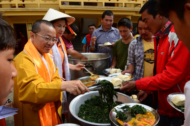 TT. Thích Nhật Từ gắp thức ăn cho người tỵ nạn tại đây.