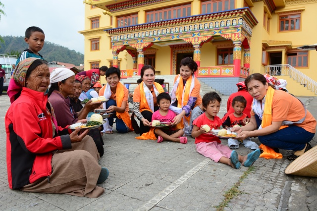 Ngày thứ hai cứu trợ nạn nhân động đất tại Nepal: Ngôi làng có 700 người chết