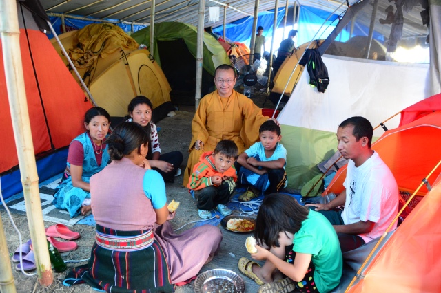 Ngày thứ hai cứu trợ nạn nhân động đất tại Nepal: Ngôi làng có 700 người chết