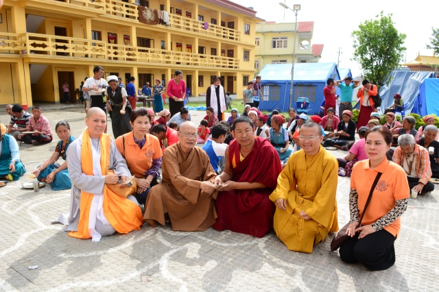 Ngày thứ hai cứu trợ nạn nhân động đất tại Nepal: Ngôi làng có 700 người chết