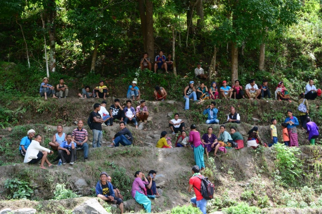 Ngày thứ hai cứu trợ nạn nhân động đất tại Nepal: Ngôi làng có 700 người chết