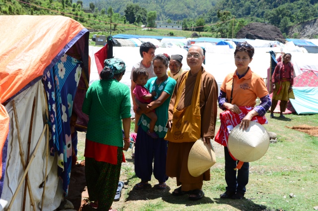 Ngày thứ hai cứu trợ nạn nhân động đất tại Nepal: Ngôi làng có 700 người chết