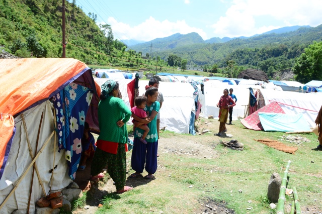 Ngày thứ hai cứu trợ nạn nhân động đất tại Nepal: Ngôi làng có 700 người chết