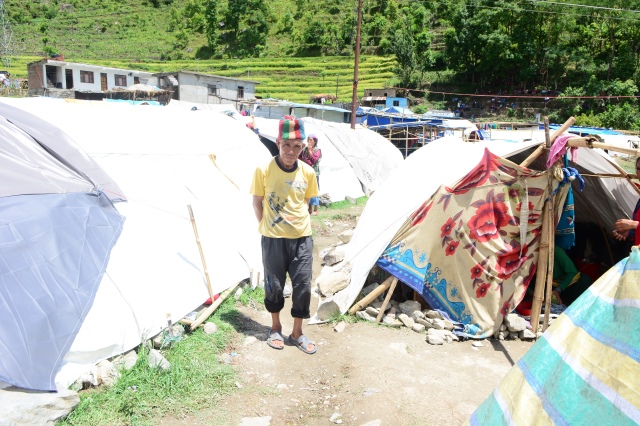 Ngày thứ hai cứu trợ nạn nhân động đất tại Nepal: Ngôi làng có 700 người chết