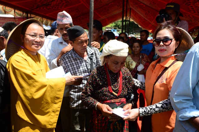 Ngày thứ hai cứu trợ nạn nhân động đất tại Nepal: Ngôi làng có 700 người chết