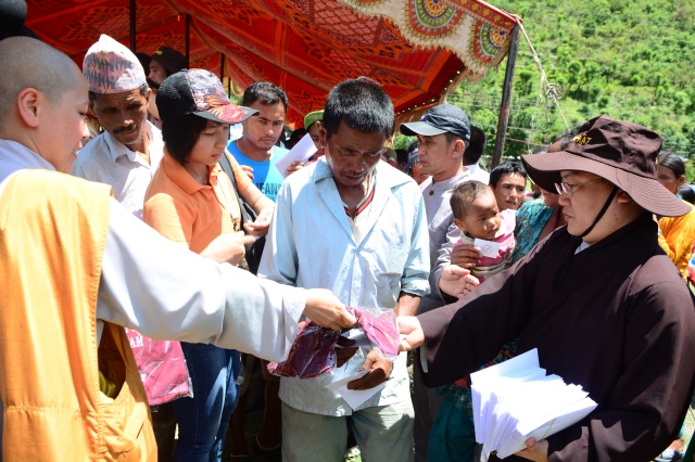 Ngày thứ hai cứu trợ nạn nhân động đất tại Nepal: Ngôi làng có 700 người chết