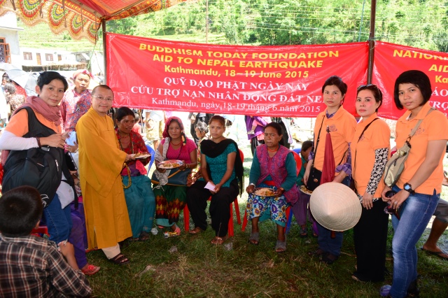 Ngày thứ hai cứu trợ nạn nhân động đất tại Nepal: Ngôi làng có 700 người chết